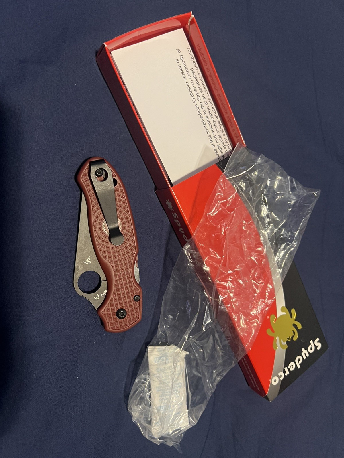 Spyderco St. Nick’s Exclusive Para 3 LW C223PRDBK – Red FRN – Black 4V