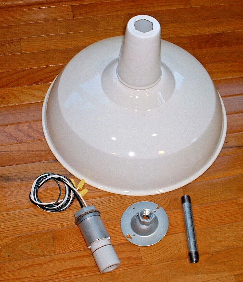(1) 60s Benjamin 18″ Porcelain Industrial Green Barn Light Vintage A’s UL White