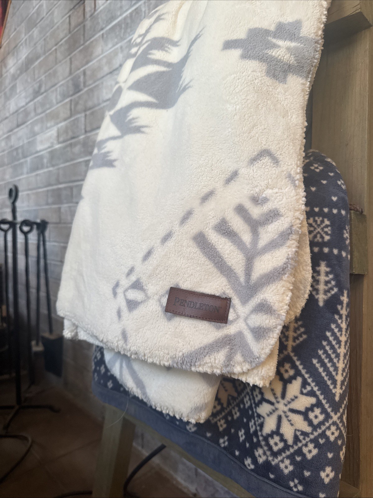 PENDLETON GREY AND WHITE TRIBAL AZTEC CLASSIC PATTERN CABIN CORE LUXURY BLANKET