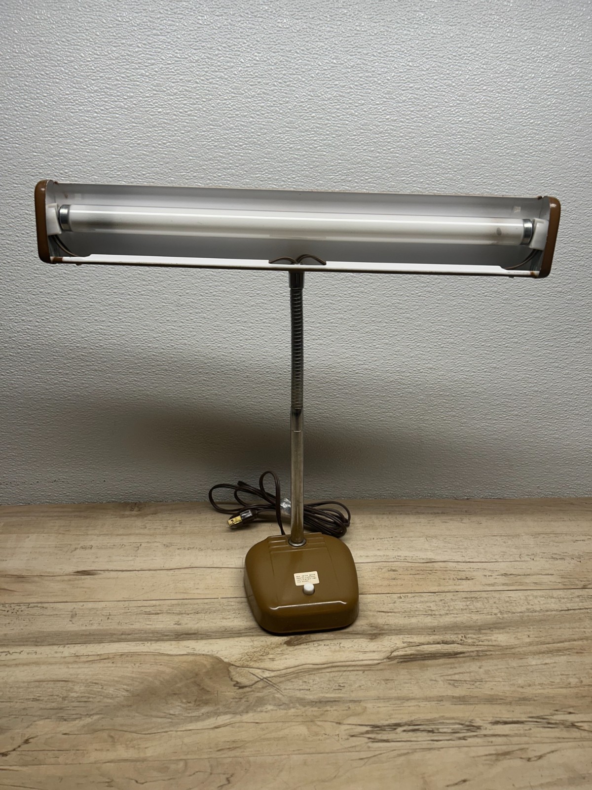 Vtg Underwriters Laboratories Portable Bankers Desktop Metal Fluorescent Light