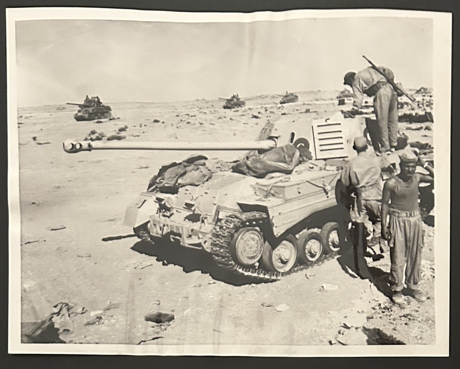 1956 Photo Type 1-Israel Egypt Conflict Israeli Troops Capture Egyptian Tank