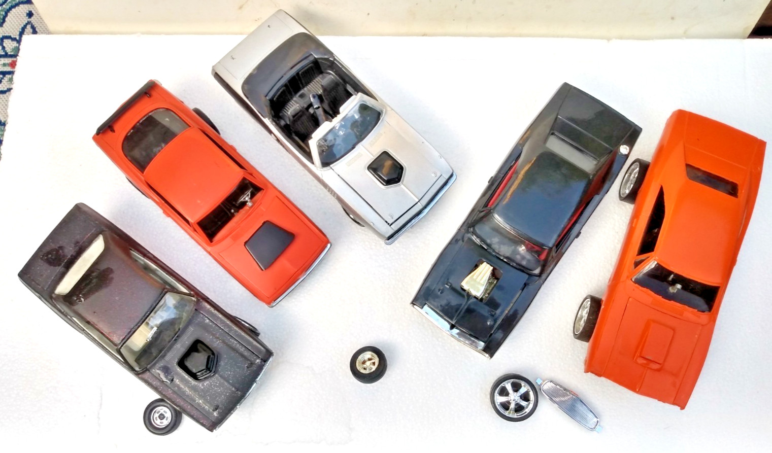 5 pc. MOPAR Junk Yard Lot- ‘Cudas & Chargers- built Models, loose parts included