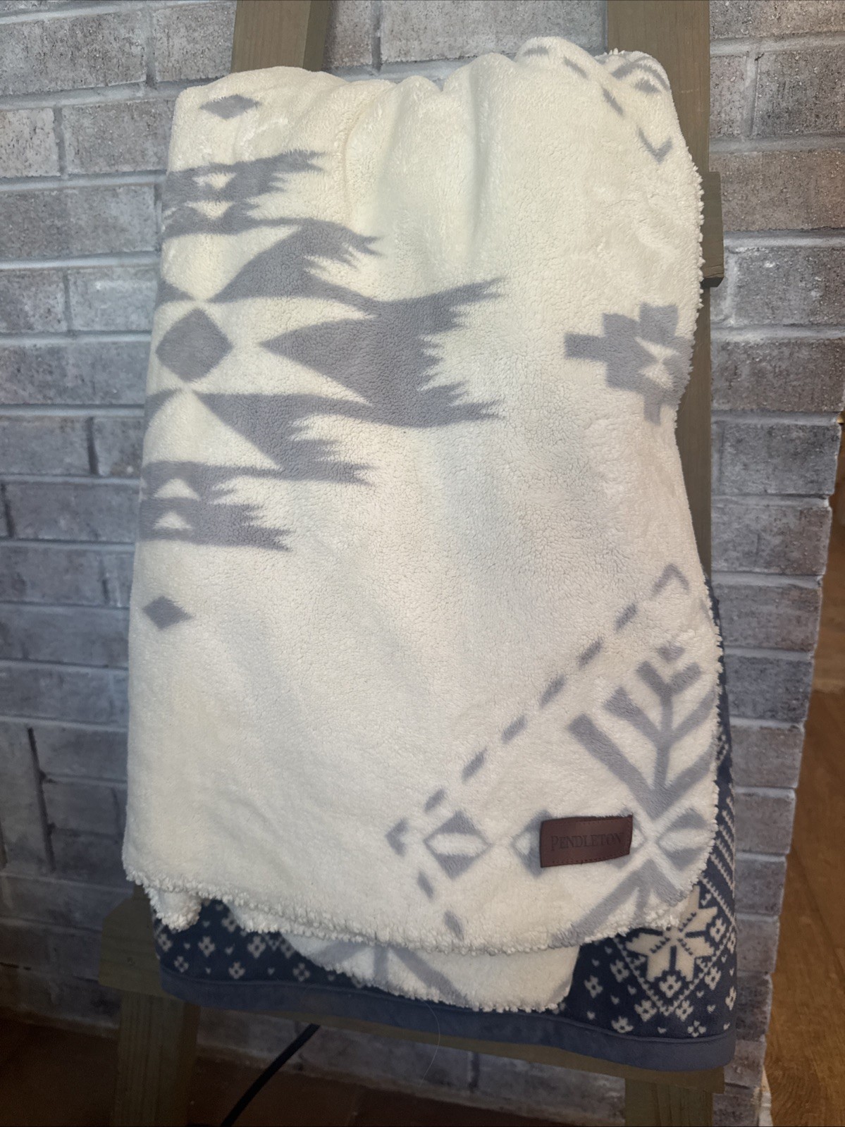 PENDLETON GREY AND WHITE TRIBAL AZTEC CLASSIC PATTERN CABIN CORE LUXURY BLANKET