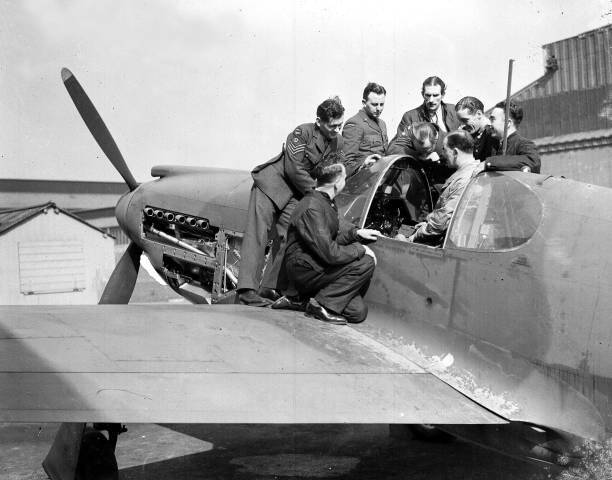 R A F Personnel receiving instruction controls American single – 1942 Old Photo