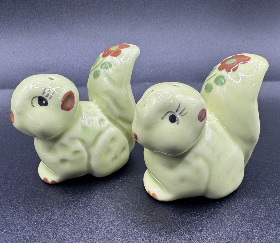 Vintage Green Daisy Squirrels Ceramic Earthenware Retro Salt Pepper Shakers Set