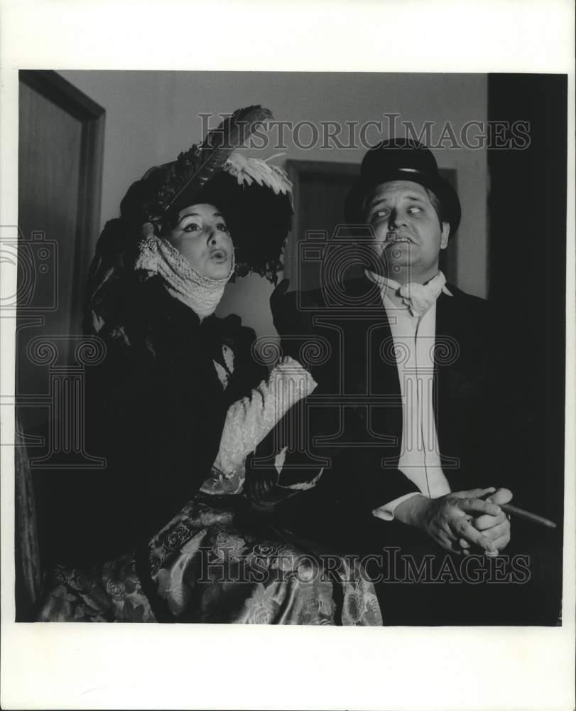 1986 Press Photo Ivette Hargis and Harold Gervais in “Hotel Paradiso” at Loyola