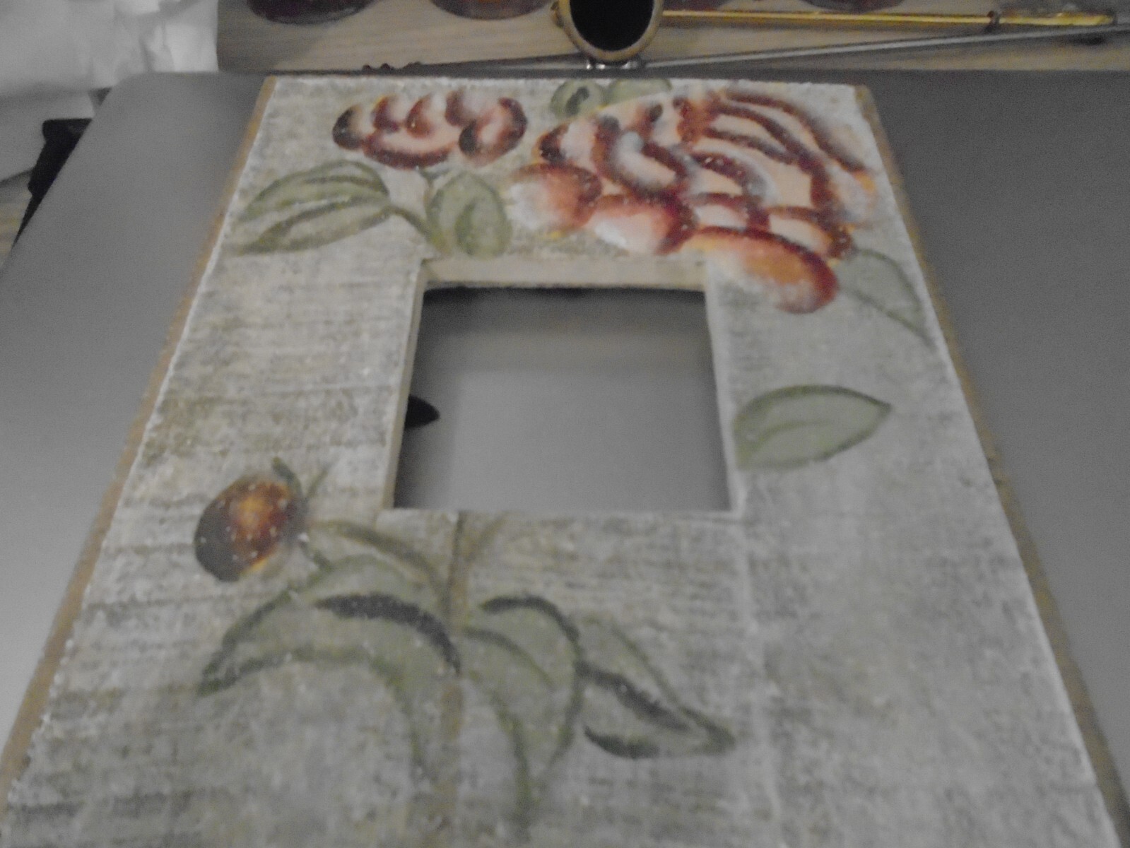 Picture frame, 9″x7″, hole is 3″x3″, no glass, could hold a mirror. China