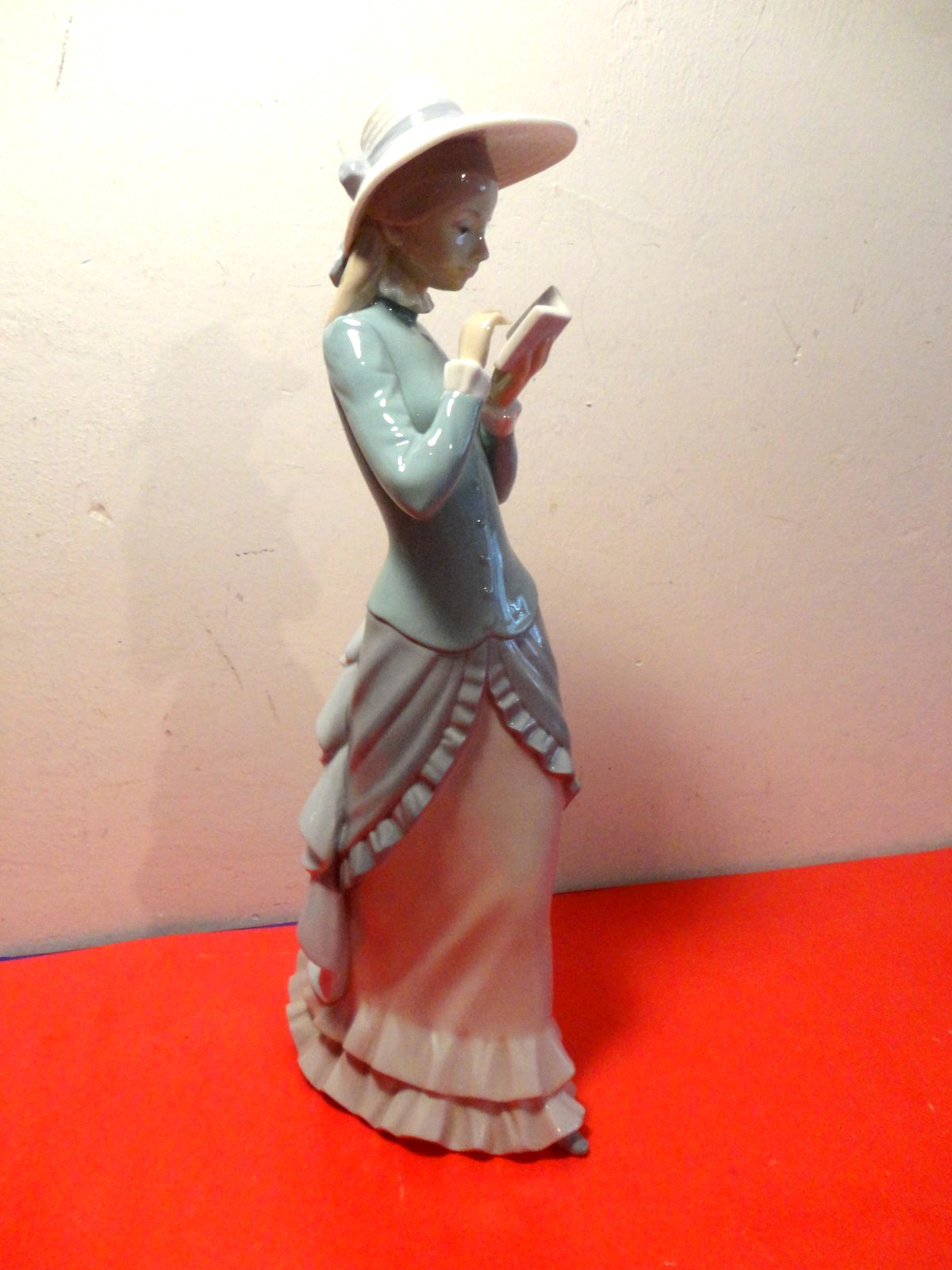 Lladro “Reading” # 5000 Porcelain figurine Made in Spain (14 by 6″)