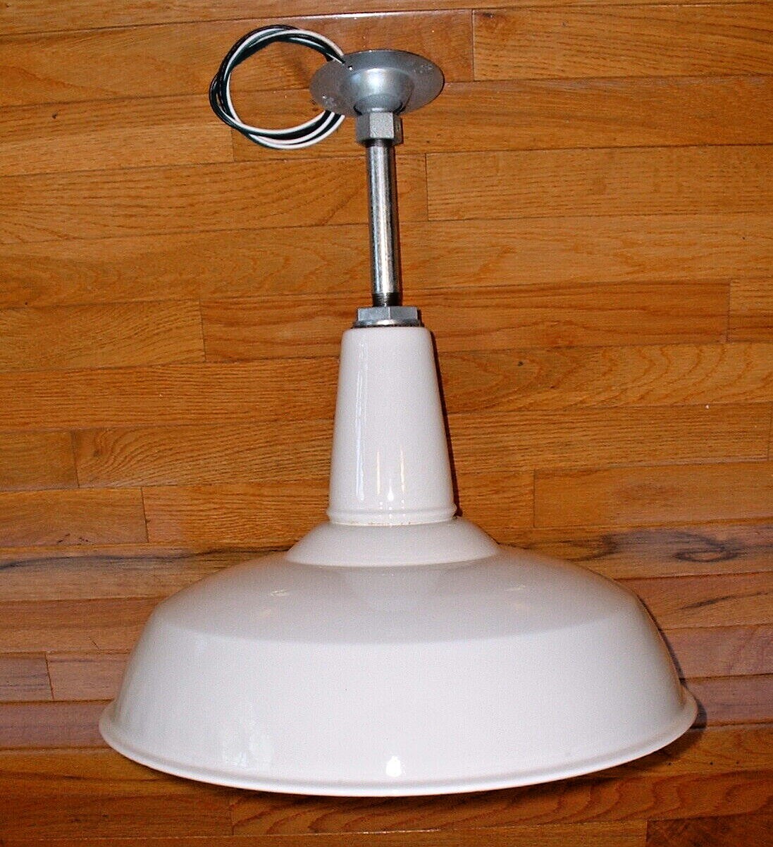 (1) 60s Benjamin 18″ Porcelain Industrial Green Barn Light Vintage A’s UL White