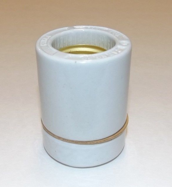 Leviton – E-26 2 Piece Heavy Duty Porcelain Lamp Socket NEW S030G