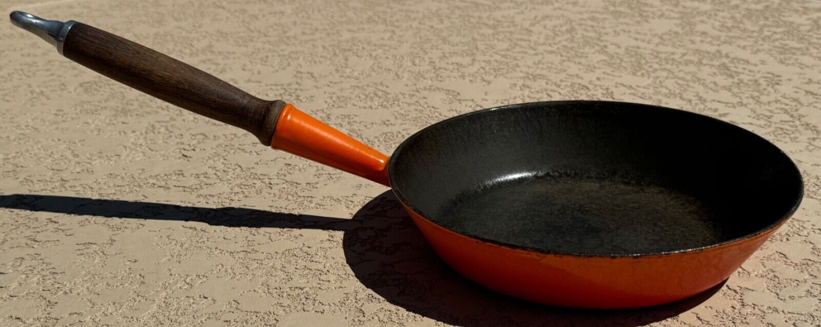 LE CREUSET LONG WOODEN HANDLED ORANGE SKILLET #24