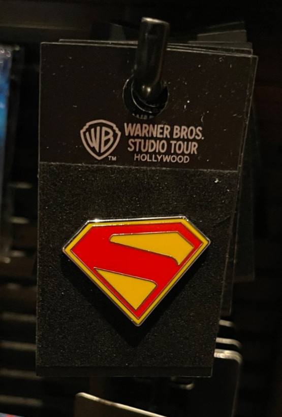 WARNER BROS. STUDIO TOUR 2025 SUPERMAN PIN / SUPERMAN PIN NEW