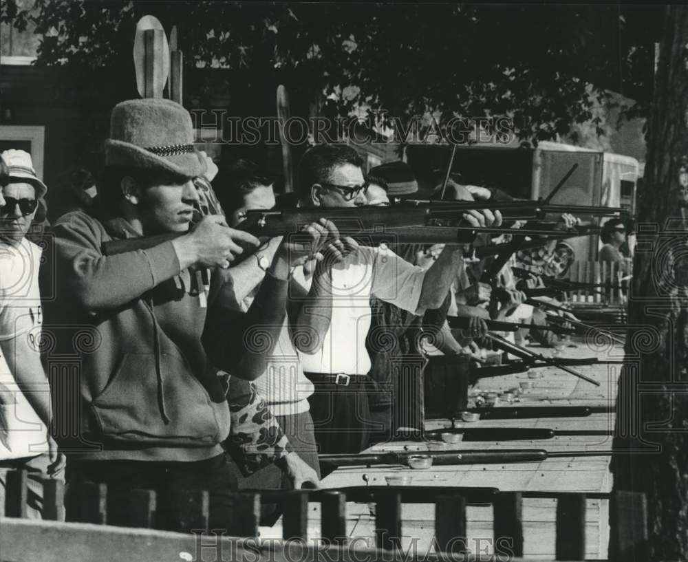 1970 Press Photo Shooters line up for the Kewascum Kiwanis Club Turkey Shoot