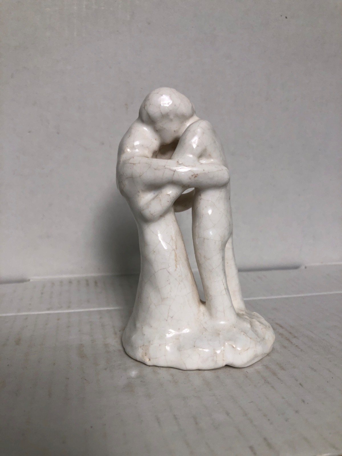 VINTAGE POTTERY FIGURINE MAN AND WOMAN COUPLE EMBRACE