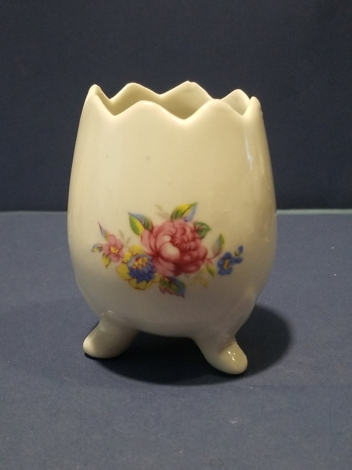 Vintage Bone China Cracked Egg Vase 3″ White W/Flowers & 3 Feet Easter Egg