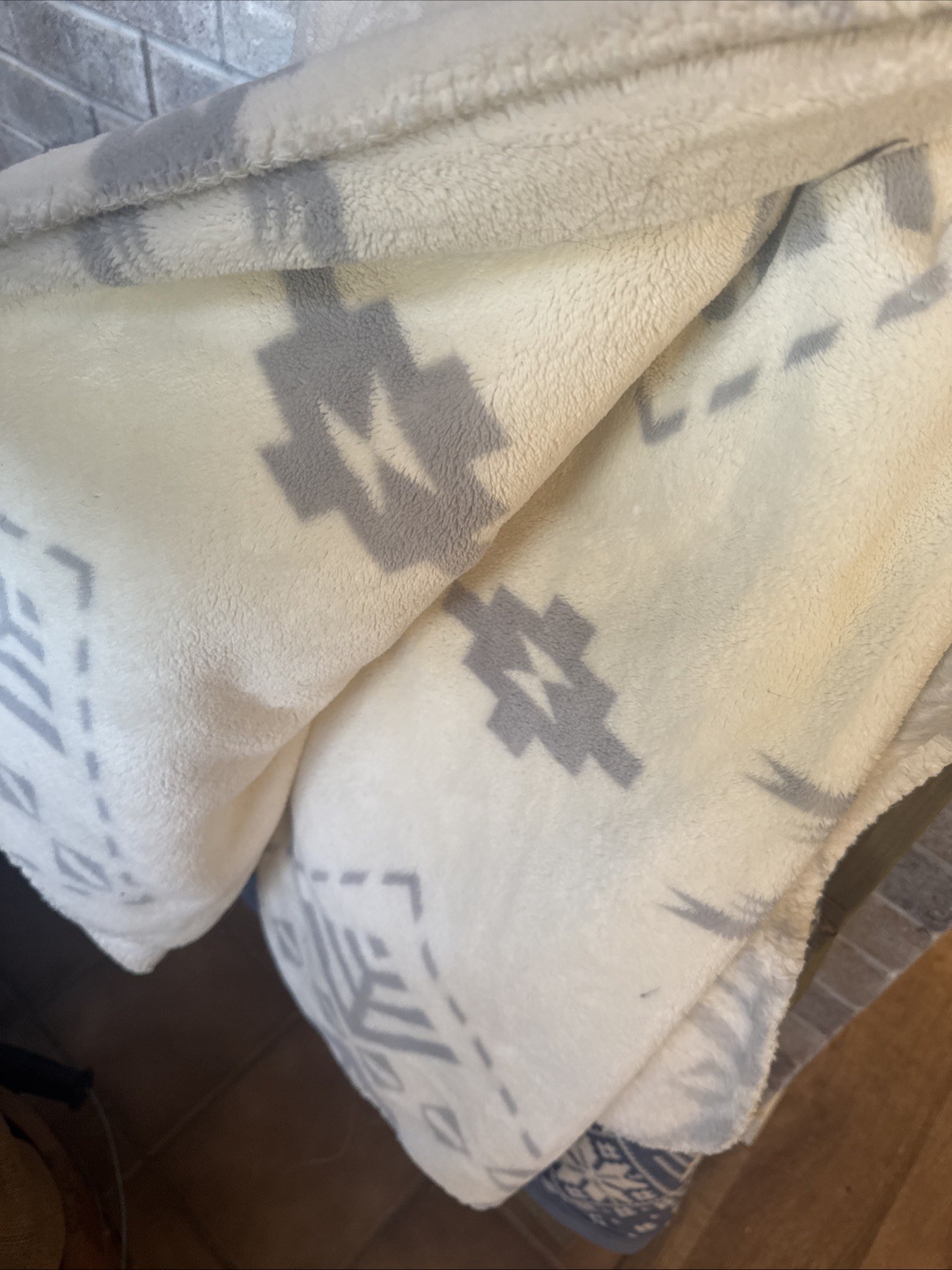 PENDLETON GREY AND WHITE TRIBAL AZTEC CLASSIC PATTERN CABIN CORE LUXURY BLANKET