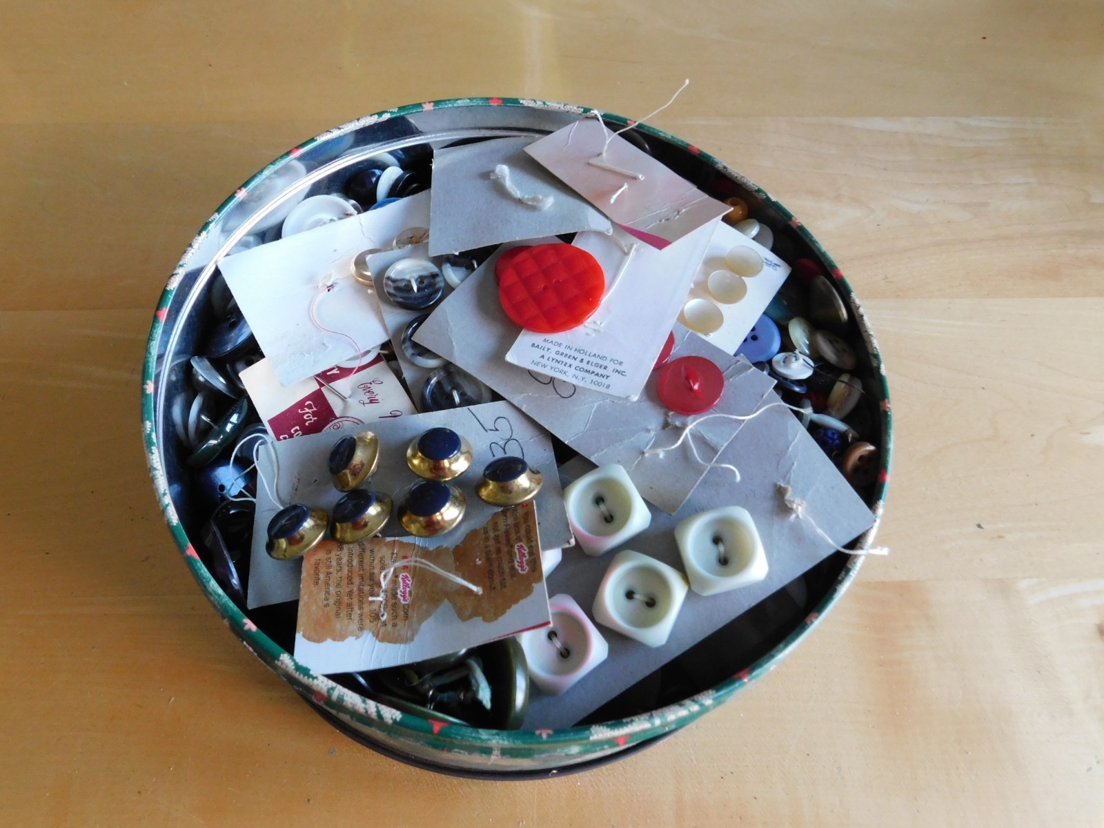 5 POUNDS OF VINTAGE BUTTONS – Fully Random Large Lot All Vintage/Antique Buttons
