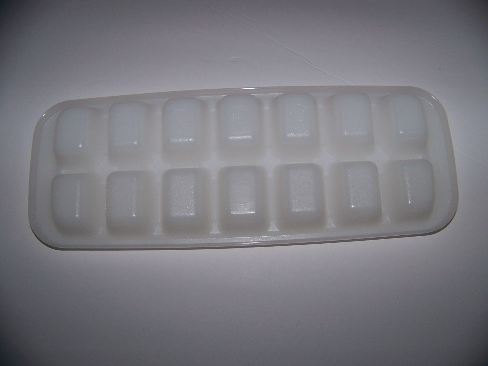 Tupperware Fresh ‘N Pure Ice Cube Tray 2704A-1 with Raspberry Lid 2705A-1