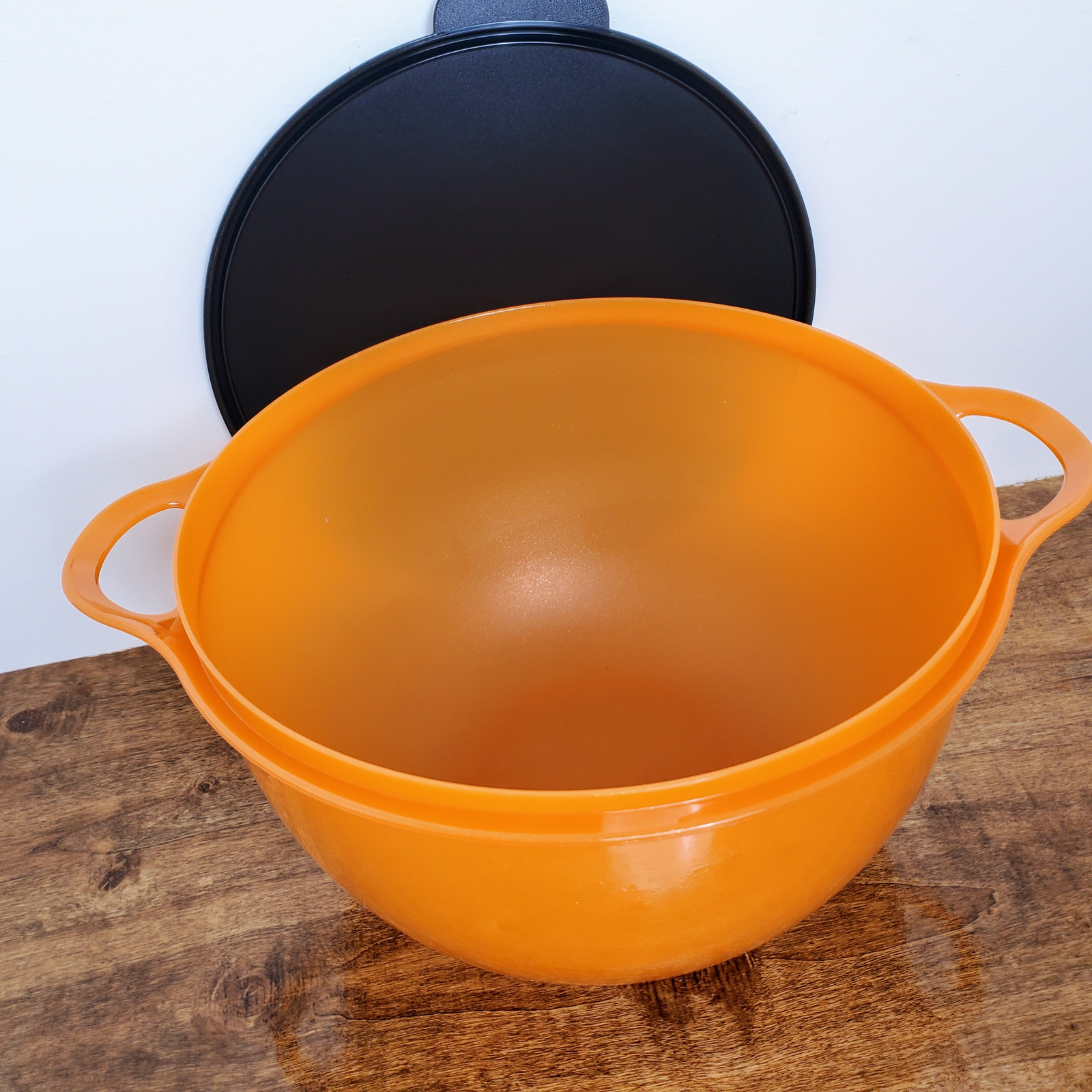New TUPPERWARE Large Mega Glitter THATSA Bowl Orange, Black Seal 42 cup #5377