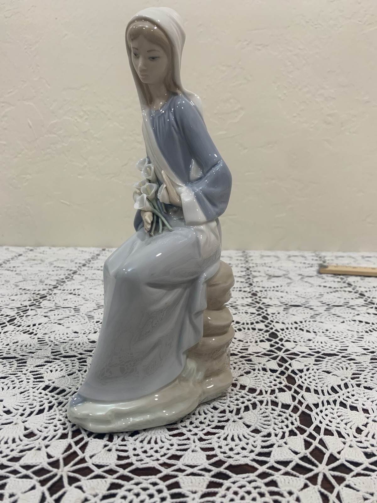 Lladro Sitting Girl with Calla Lilies (Retired) Glossy Finish (see description)