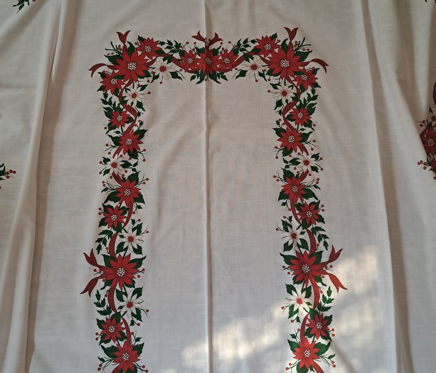 Christmas Tablecloth Poinsettia Garland Approx. 62″x 106″ Polyester Cotton Blend