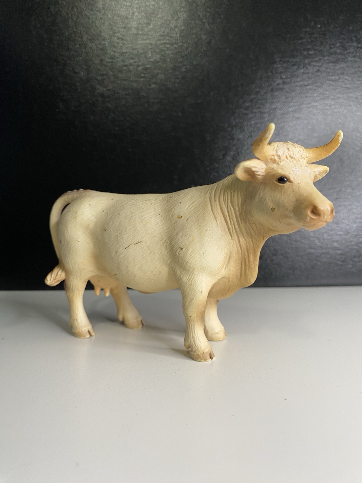 Schleich Charolais 3.5 x 5.5″ Cow White Cream Dairy Farm Figure 2005 Retired