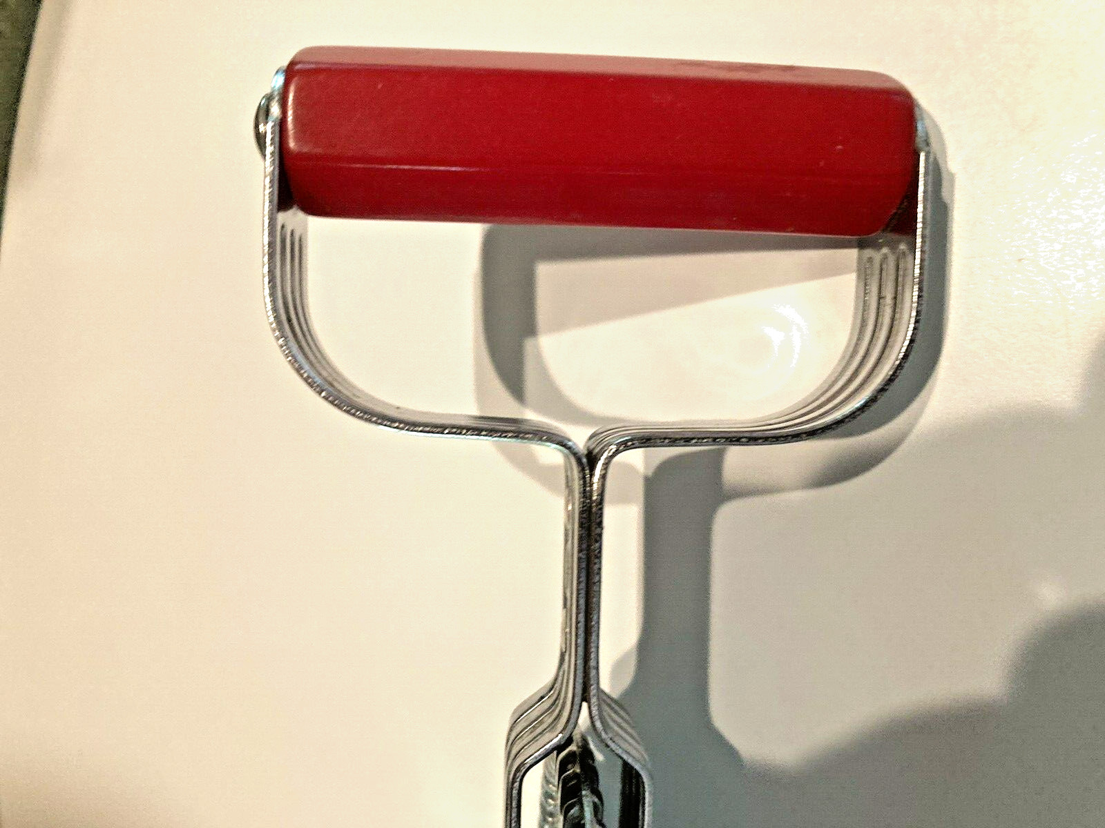 Ekco Red Bakelite Handle Hand Mixer Egg Beater Vintage Retro USA