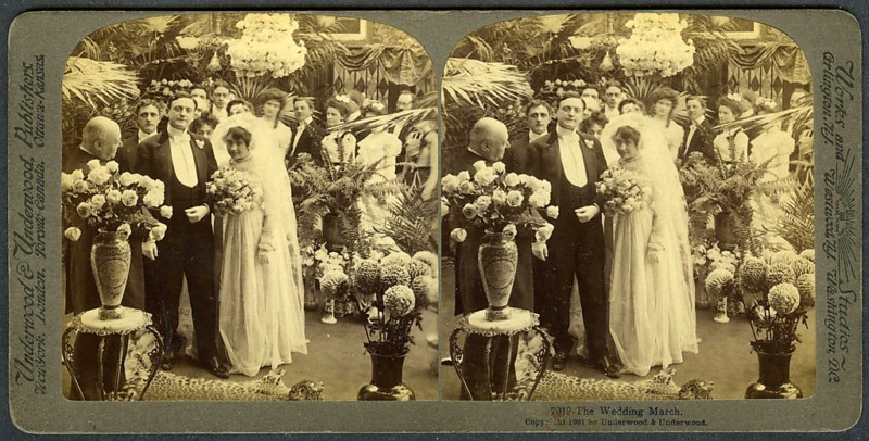 BRIDE & GROOM w/LARGE GROUP @ WEDDING CEREMONY~ANTIQUE 1901 UNDERWOOD STEREOVIEW
