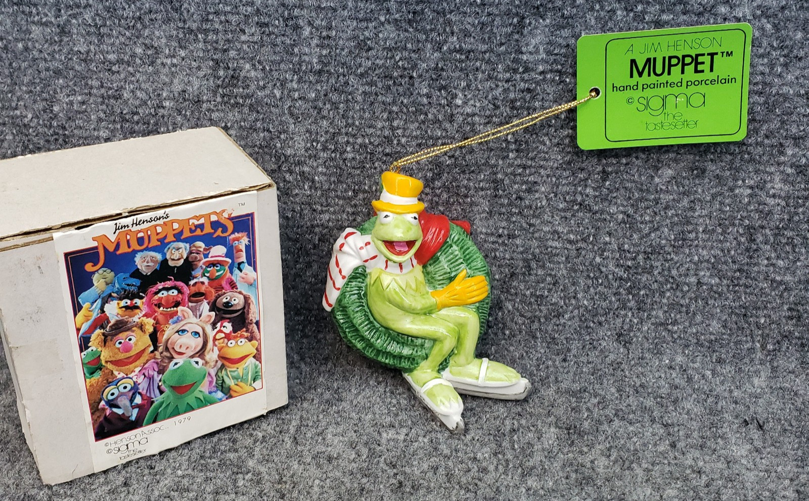 Vintage Sigma Muppets Kermit Wreath Porcelain Christmas Ornament 1980 NEW – BOX