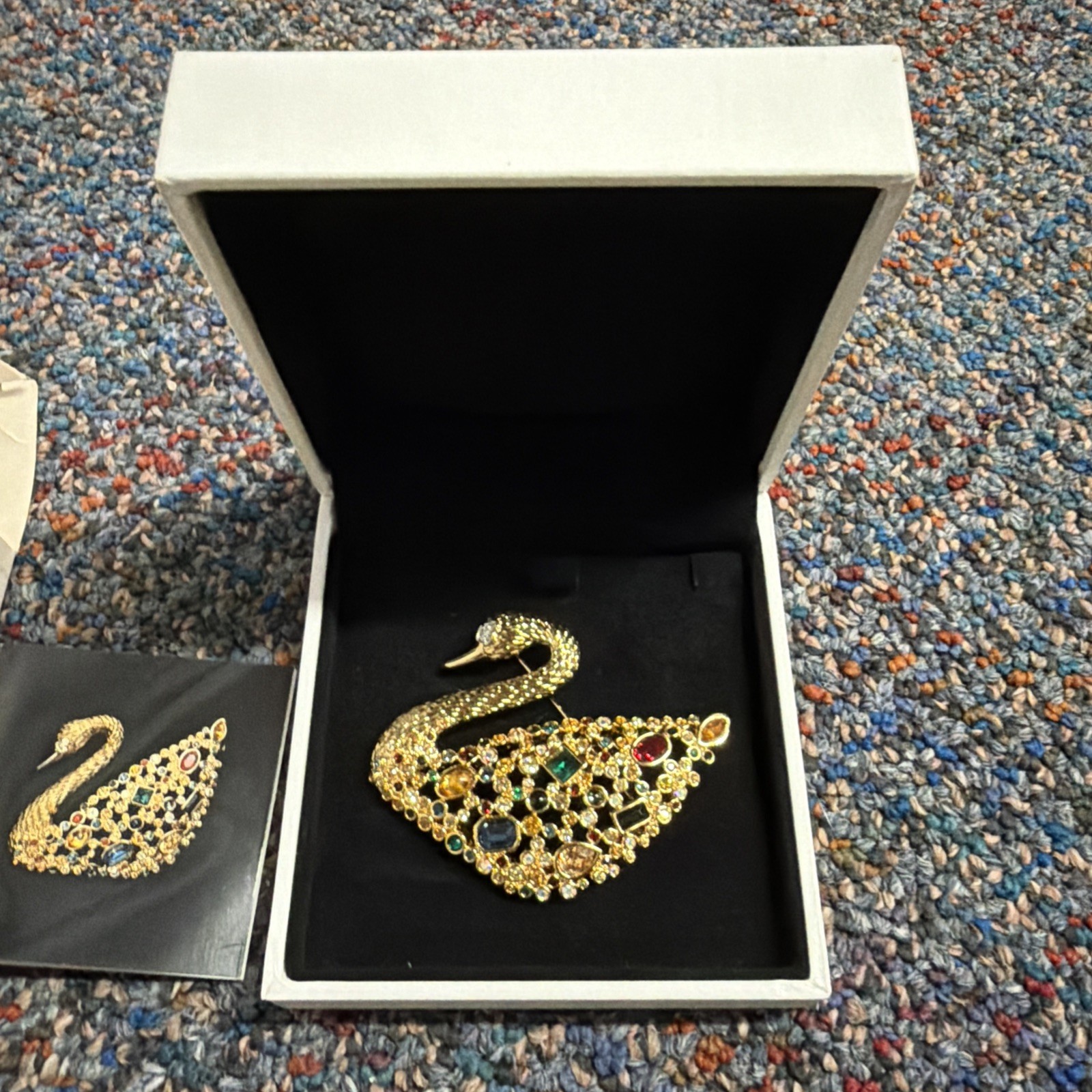 BEAUTIFUL SWAROVSKI SWAN SIGNED MULTI COLOR CRYSTAL GOLD TONE PIN BROOCH SCS