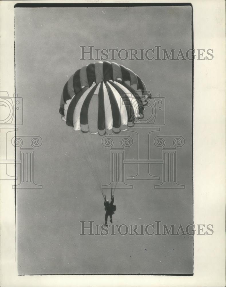 1966 Press Photo Hanging Below Parachute Sky Diver Descends To Landing Zone