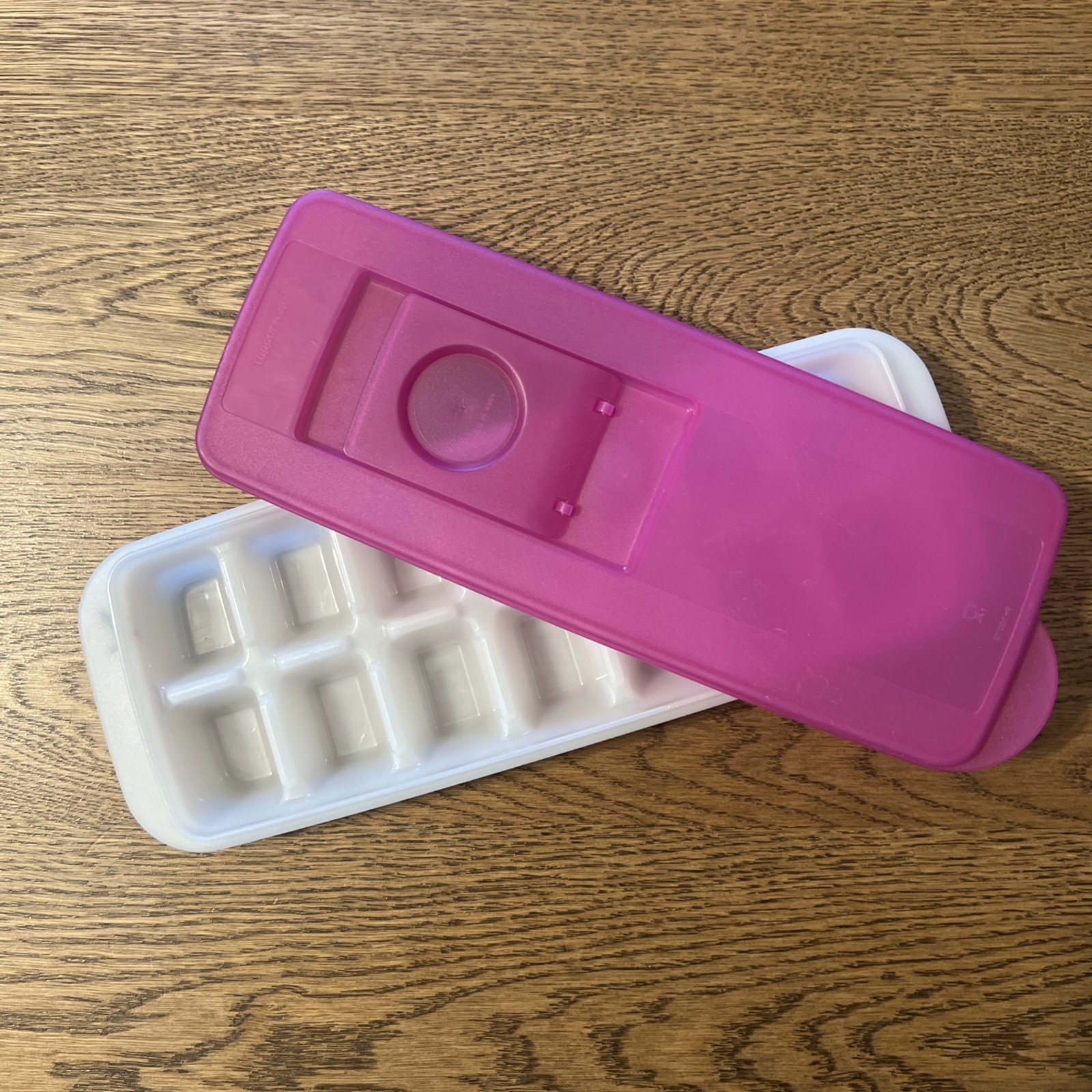 Tupperware Fresh ‘N Pure 14 Ice Cube Tray 2704A with Raspberry Lid 2705B