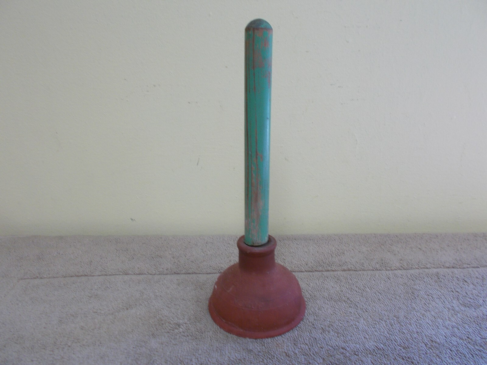VGT GREEN WOOD HANDLE KITCHEN SINK PLUGER DAISEY 400 ~~ DECOR ONLY~~PRIMITIVE