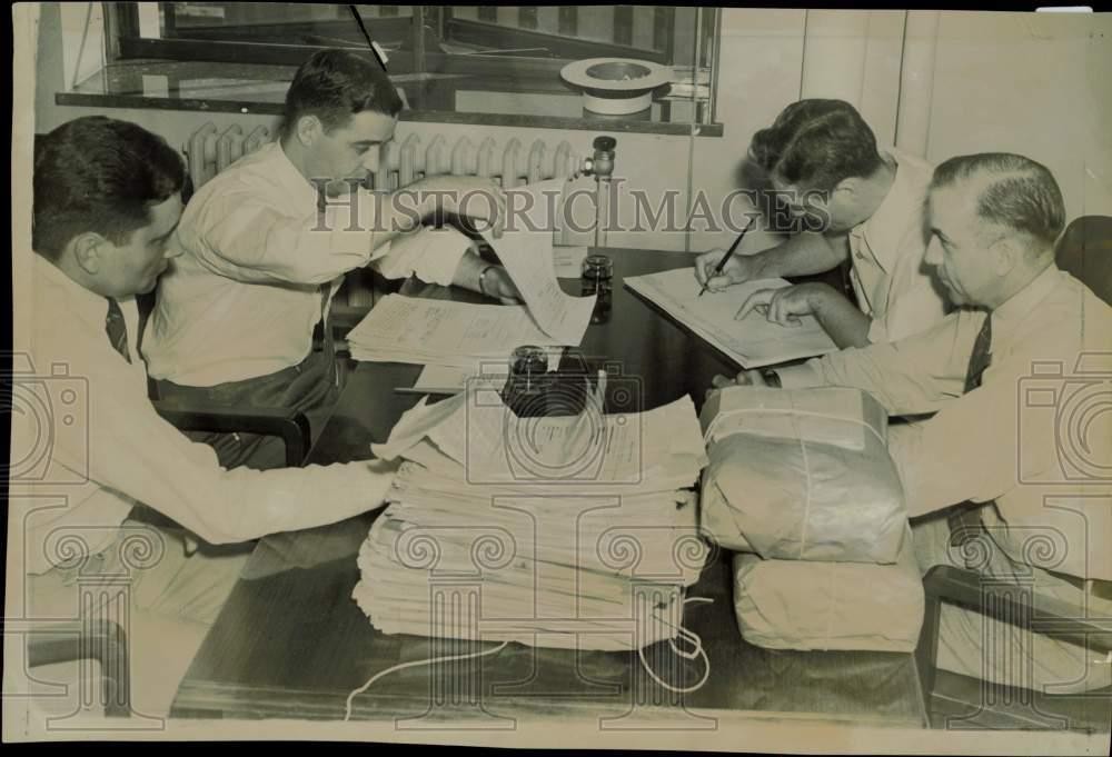 1939 Press Photo Charter workers double check and record recall petitions