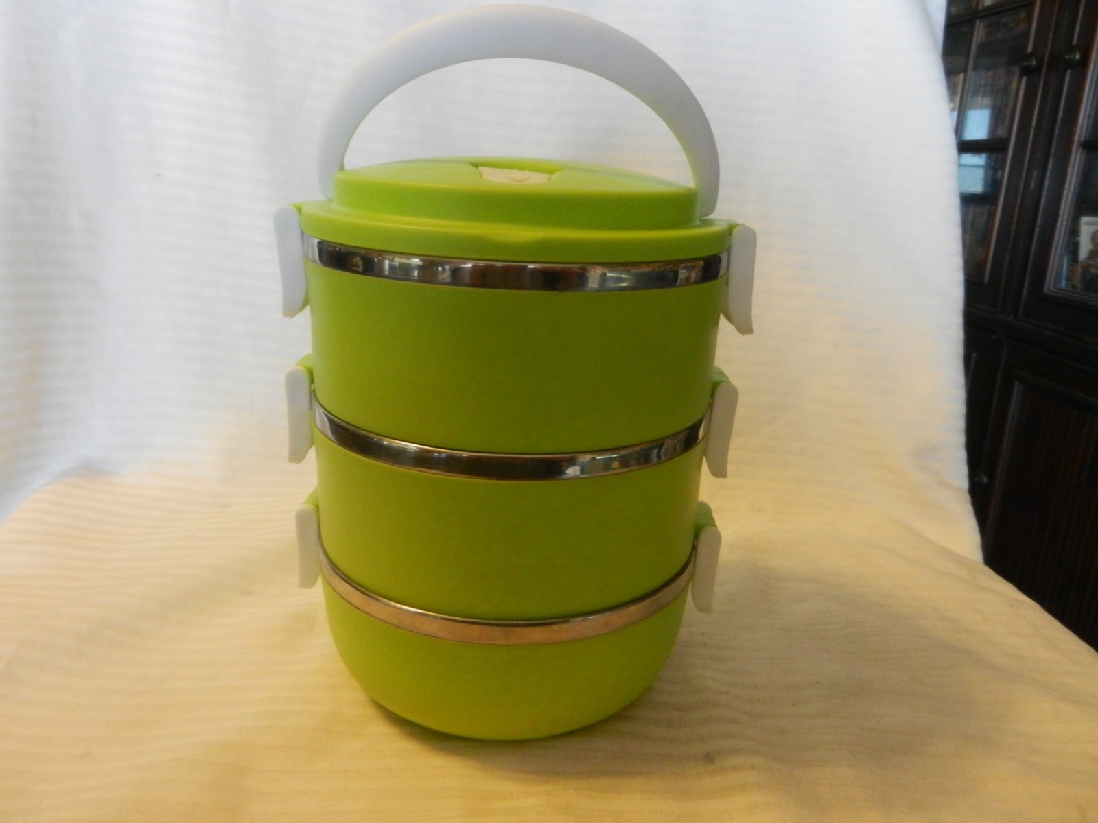 Set of 3 Stackable Green Plastic & Metal Bowls Lock Together With Handle