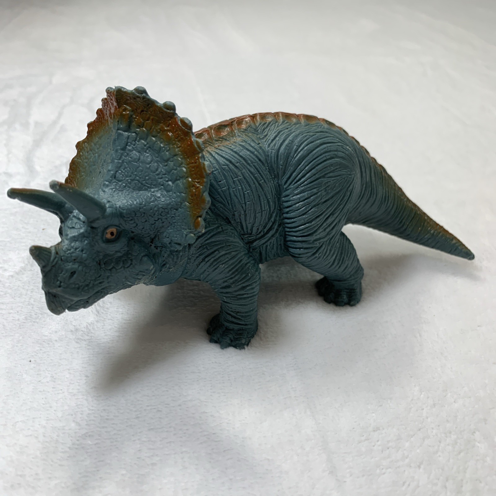 TM – 7″ Plastic Triceratops Dinosaur Figure – 1072-P8 – 2000 Collectible Toy