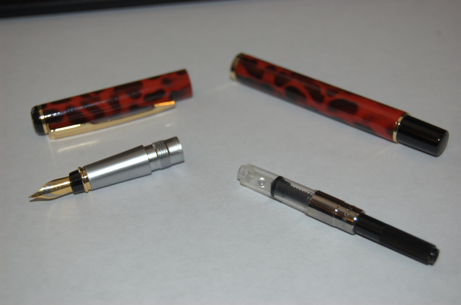 BAOER 801 Fountain Pen, Red/Black with 5 ink cartridges. Free Shipping!