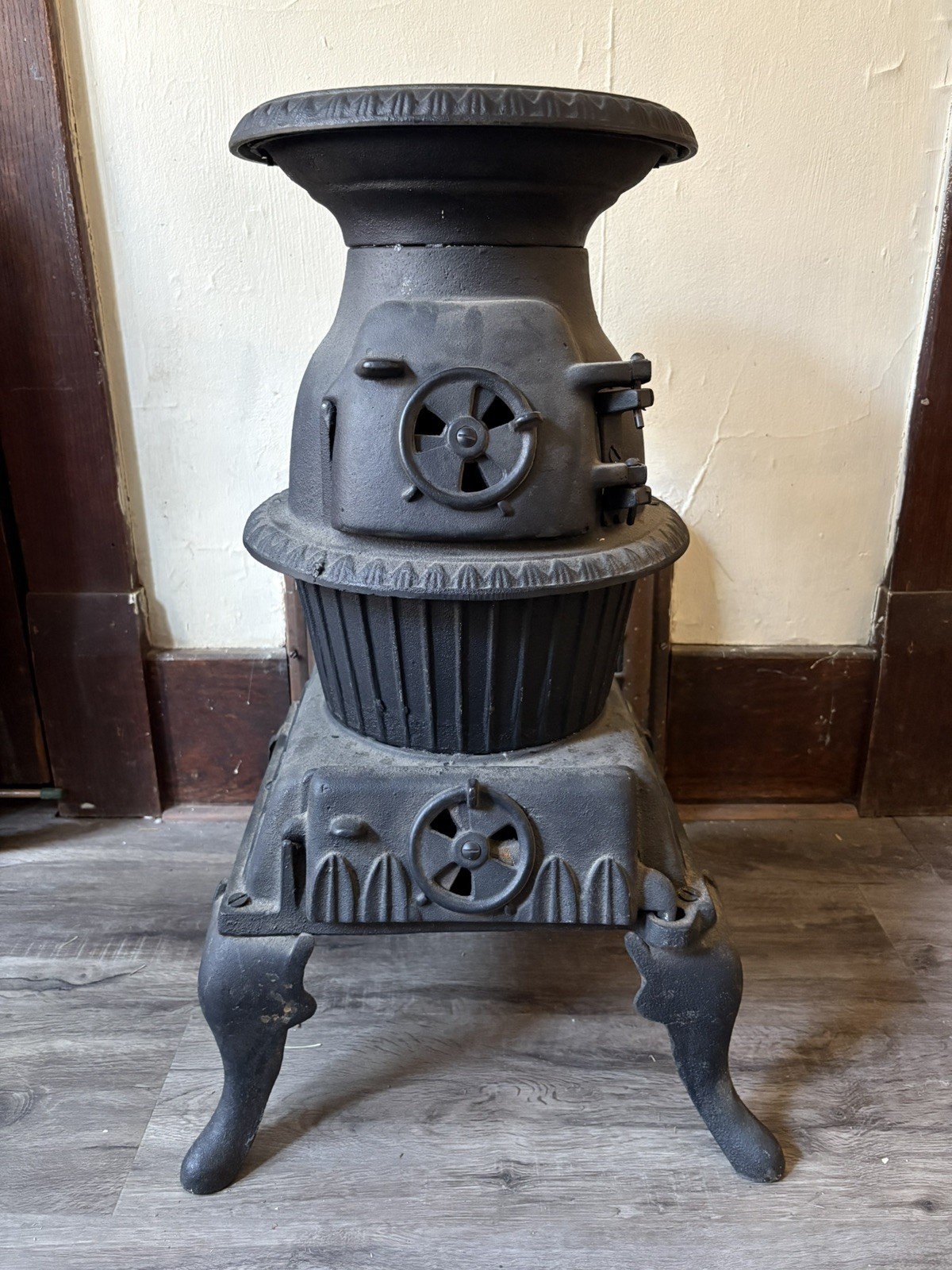 King Stove And Range S-300 Pot Belly Stove Cast Iron Antique Coal Stove