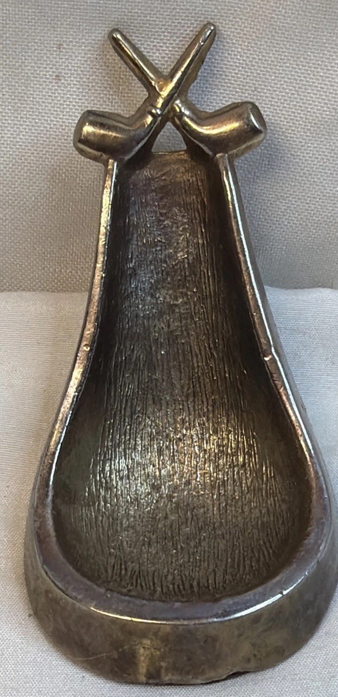 Metal Silver Color Pipe Rest Holder With Smoking Pipes On Top