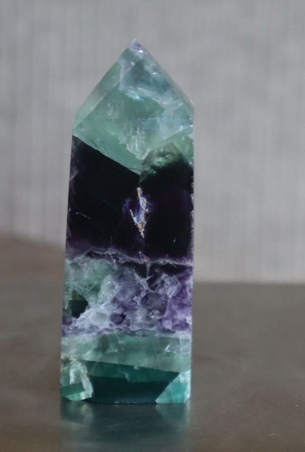 FLUORITE POINT (4 SIDED) 2.68 INCHES TALL/ 87.1 GRAMS