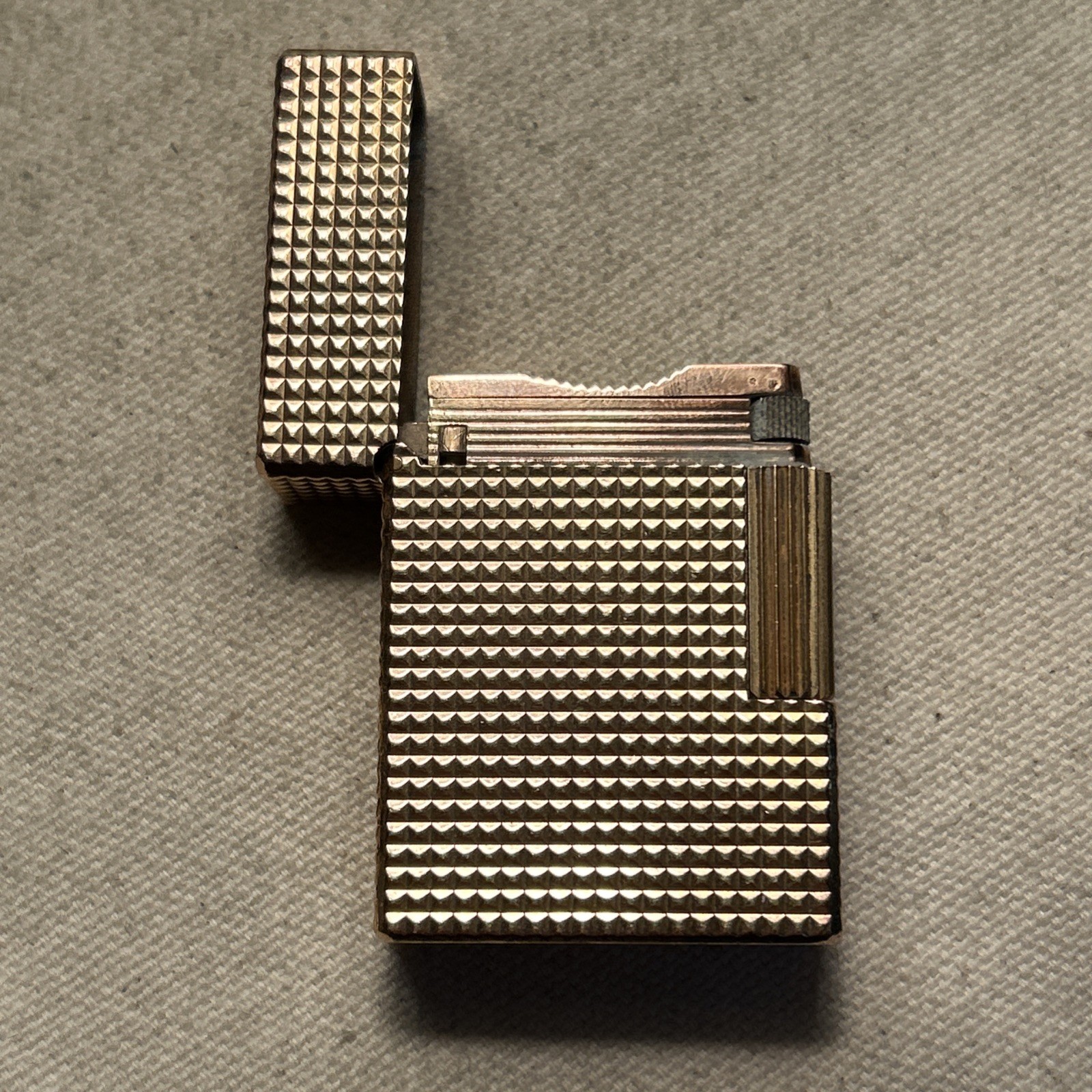 Vintage S.T. Dupont Lighter – Gold Tone Vertical Lines – Paris – France –