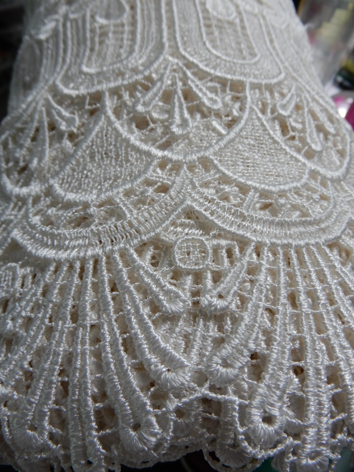 Ivory Lt Cream Guipure Lace 16″ Wide X 2 yards Floral w/Scalloped Edge NEW
