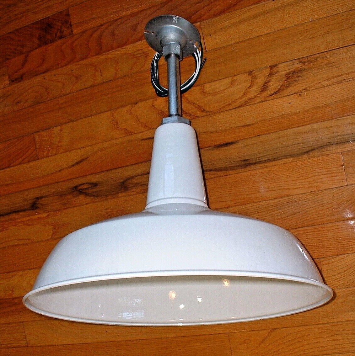 (1) 60s Benjamin 18″ Porcelain Industrial Green Barn Light Vintage A’s UL White