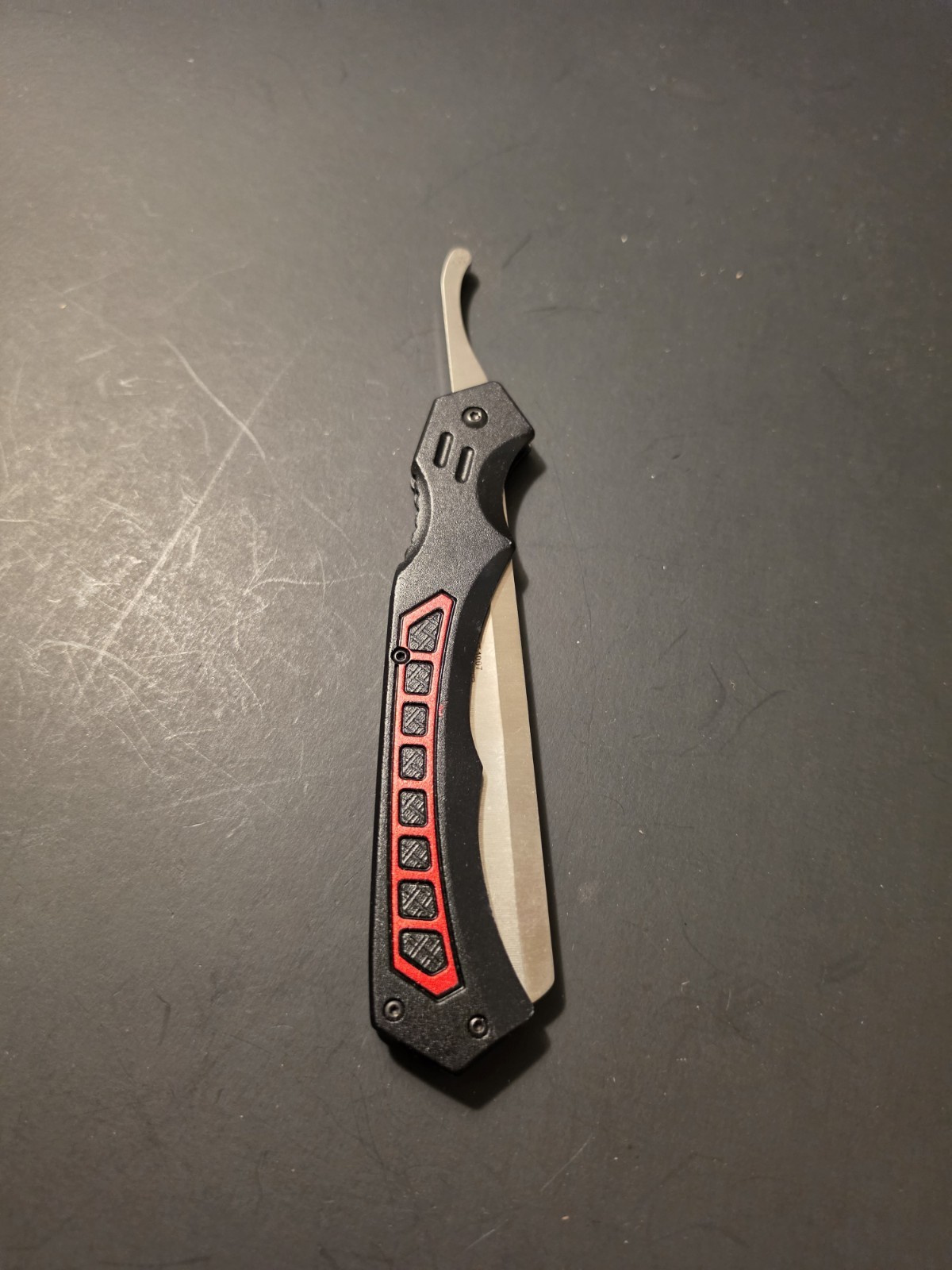 Mtech MT-1007 4.75in Manual Folding Knife / Shaver / Black and Red