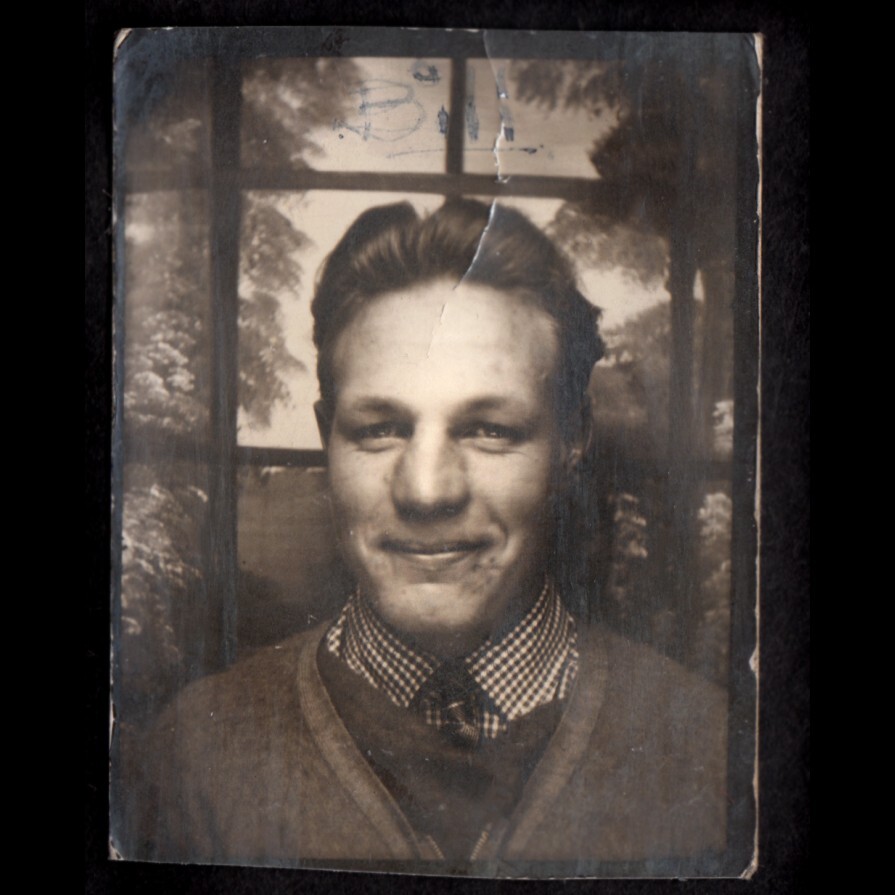 LOVABLE GENEROUS SMILE SWEET MAN & FANTASY GAY BACKDROP ~ 1930s PHOTOBOOTH PHOTO