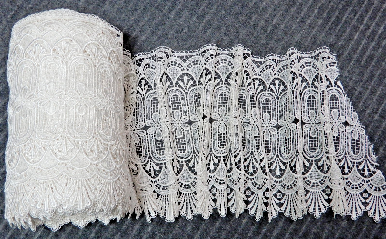 Ivory Lt Cream Guipure Lace 16″ Wide X 2 yards Floral w/Scalloped Edge NEW