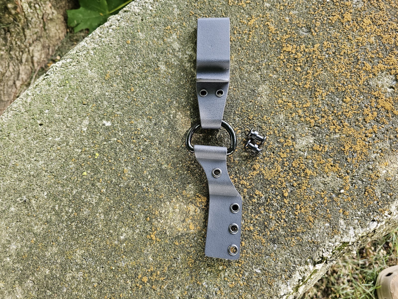 Kydex Dangler with CLIP style loop, fits most sheaths with 3/4″ mount holes (BK)