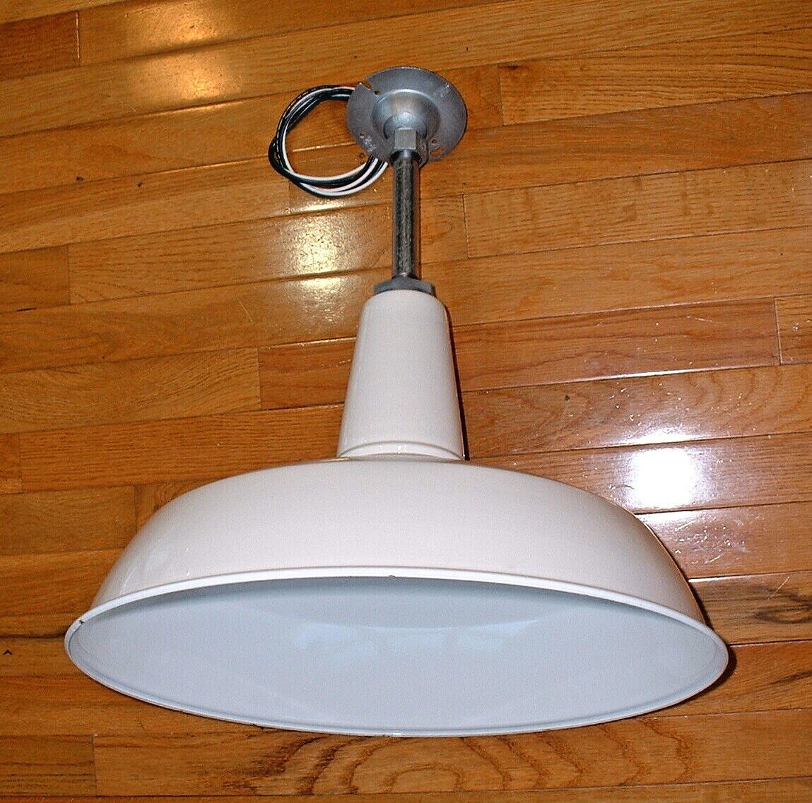 (1) 60s Benjamin 18″ Porcelain Industrial Green Barn Light Vintage A’s UL White