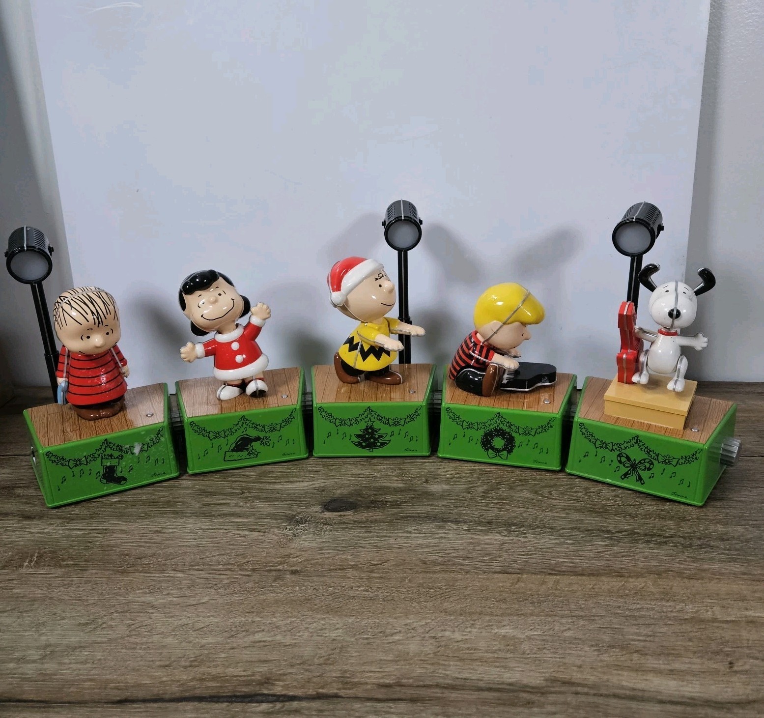 Hallmark Peanuts Christmas Dance Party Music & Motion 5 Figure Set W Lights 2017