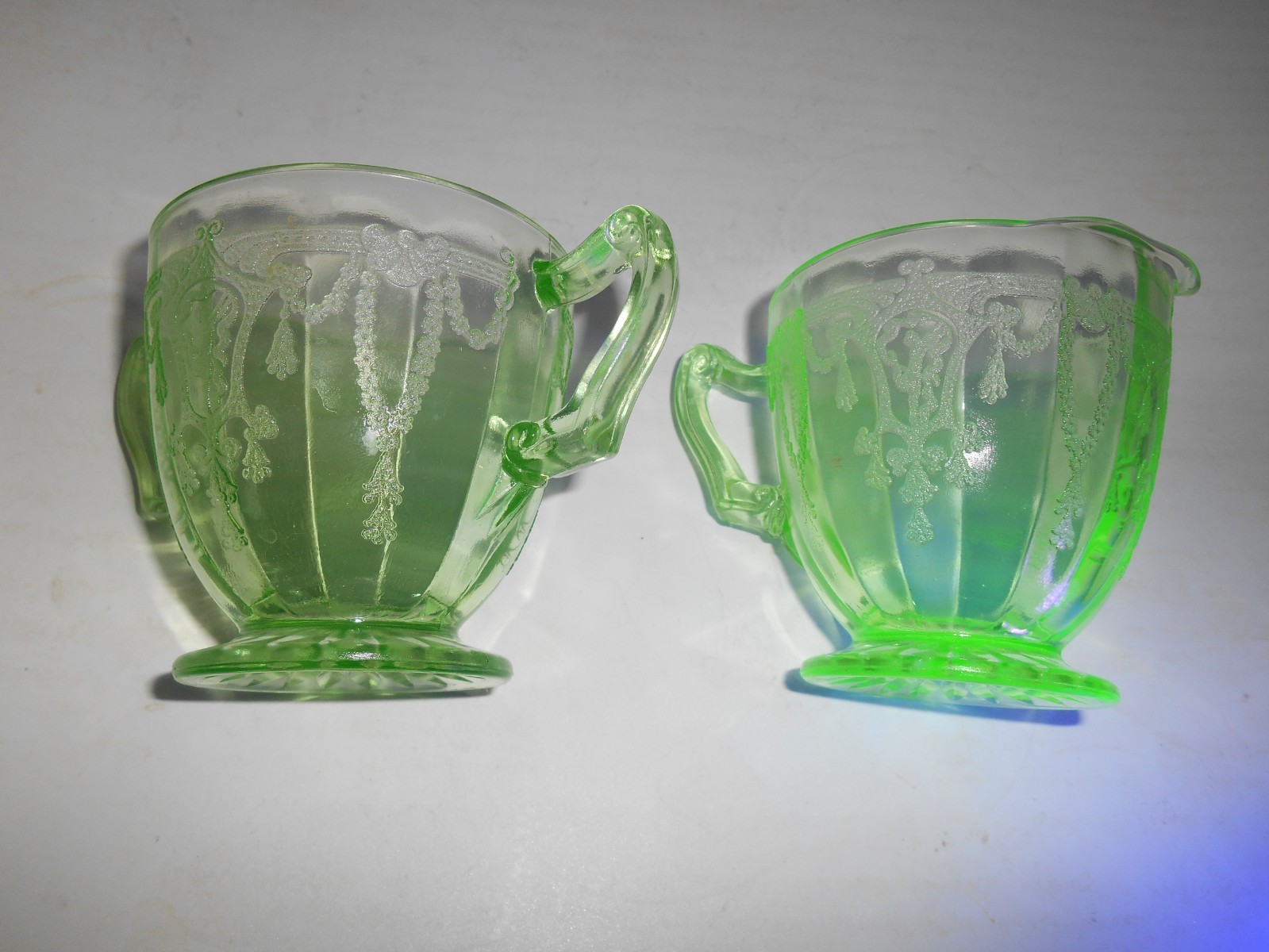 Nice Anchor Hocking Uranium Green Cameo Ballerina Footed Sugar & Creamer Set